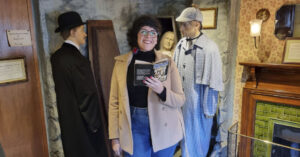 Com o Cão dos Baskervillles no Sherlock Holmes Museum, em Londres
