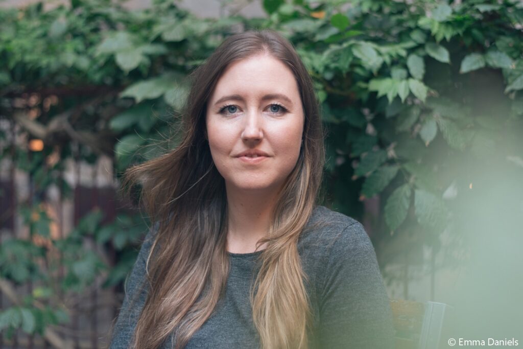 Charlotte McConaghy - Foto de Emma Daniels. Resenha do livro Migrações de Charlotte McConaghy na Groenlândia