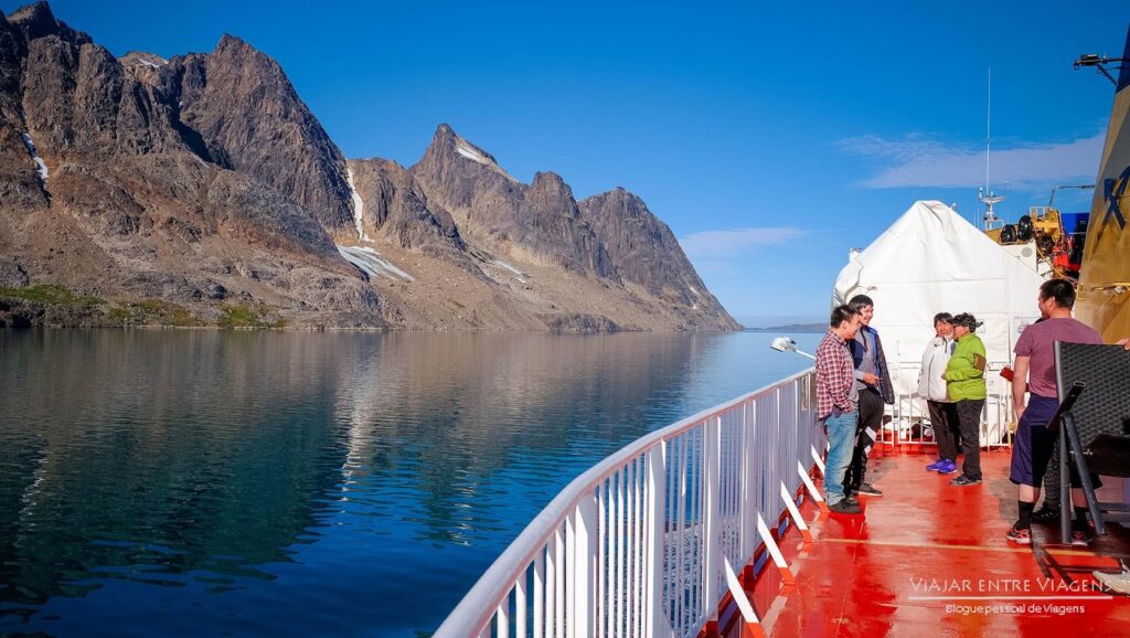 Foto do blog Viajar Entre Viagens: https://viajarentreviagens.pt/gronelandia/gronelandia-sarfaq-ittuk/   Resenha do livro Migrações de Charlotte McConaghy na Groenlândia