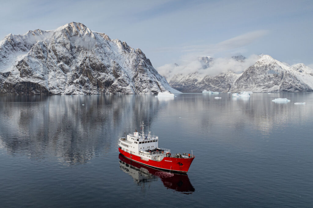 Foto do site Greenland Cruises & Expeditions. Resenha do livro Migrações de Charlotte McConaghy na Groenlândia