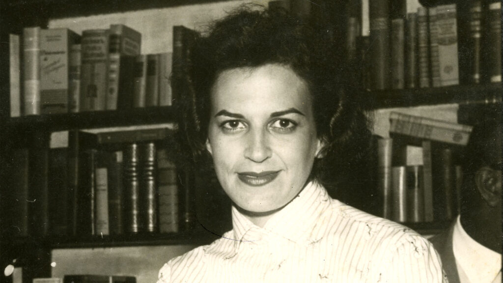 Lygia Fagundes Telles em foto antiga, mais perto do lançamento do livro As Meninas, em 1973